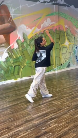 Eshani Pat Instagram - Dallas BTS from last weekend 🫶🏽 LOS ANGELES, next workshop with a ✨new✨routine on Monday, May 19th at 8:30pm at @gravity.la (get tickets through the app - linked in bio) 

Alsooo ONLINE TUTORIAL for this routine dropping Thursday, May 22nd on Patreon.com/eshhpat

🧠/💃🏽: @eshhpat 
📍: @hqdallas