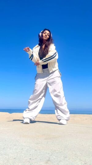 Eshani Pat Instagram - Morning beach things 👟 #shuffle #shapes 

Remix 🎶: @arjunartist 
🧠/ 💃🏽: @eshhpat