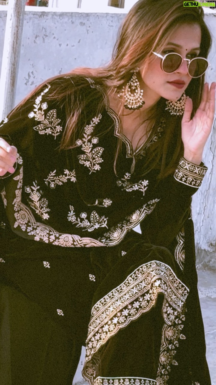 Eshika Rao - 93.8K Likes - Yaara da Swag!💣🤭❤️‍🔥
.
.
#wakhraswag #mitraandeboot #punjabireels #blacksuit #eshikians 🥇
