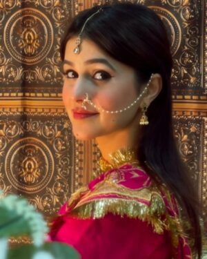 Eshika Rao Instagram - खम्मा घणी 📿🦚🍂🐚
30 years old, yet timeless 🎀— wearing my mother’s lehenga that’s aged like art, not fabric.💎