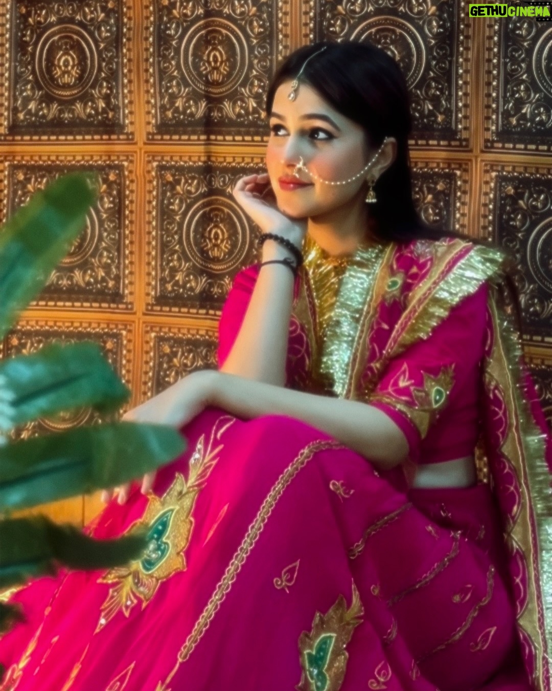 Eshika Rao - 107.5K Likes - खम्मा घणी 📿🦚🍂🐚
30 years old, yet timeless 🎀— wearing my mother’s lehenga that’s aged like art, not fabric.💎