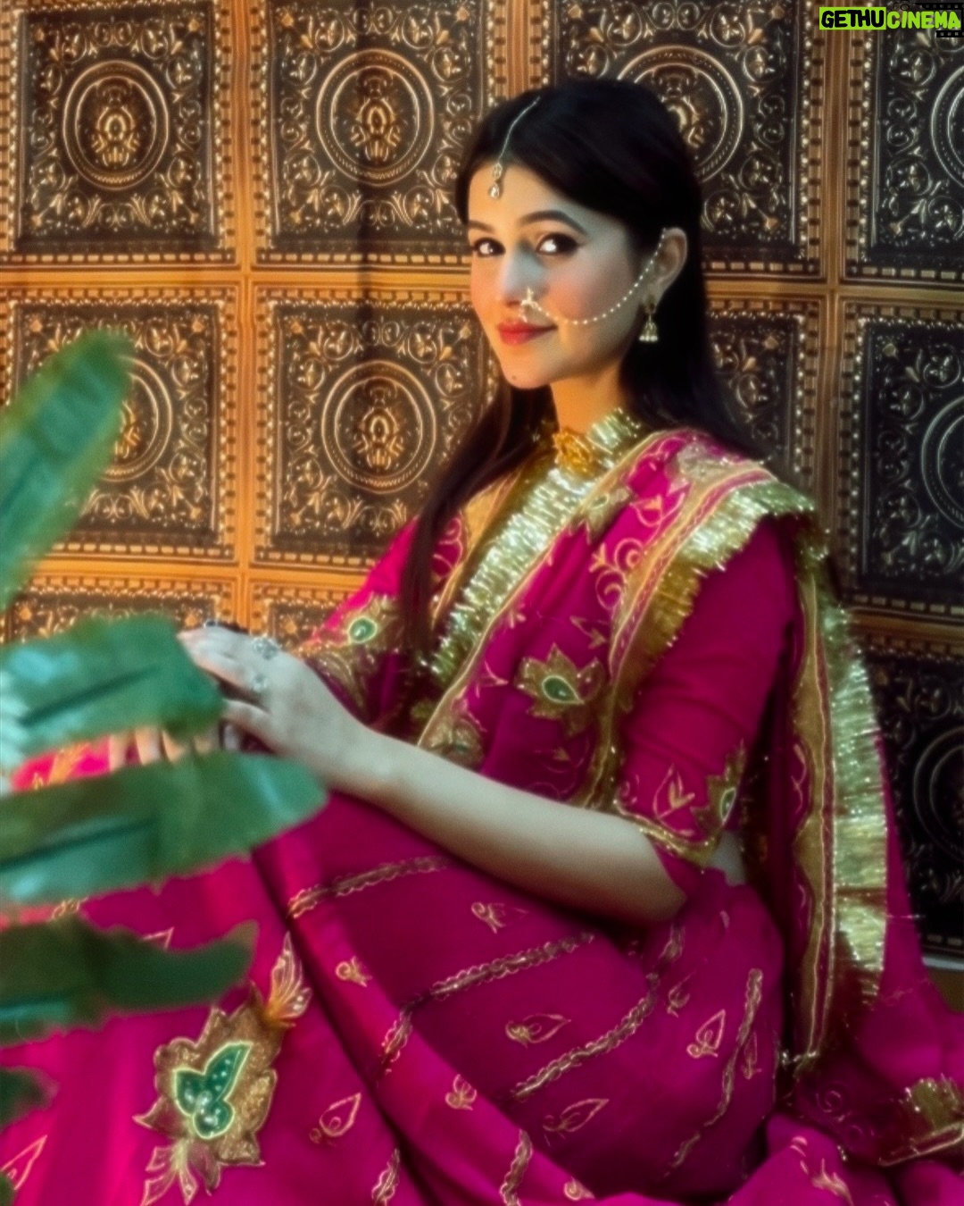 Eshika Rao - 107.5K Likes - खम्मा घणी 📿🦚🍂🐚
30 years old, yet timeless 🎀— wearing my mother’s lehenga that’s aged like art, not fabric.💎