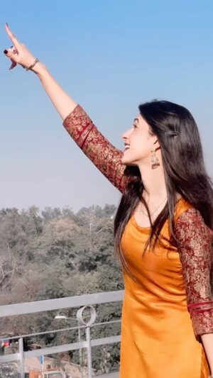 Eshika Rao Instagram - Kala teeka laga k bheja hai bhagwaan ji ne🤪🖤🧿
.
.
#trending #haryanvireels #eshikians