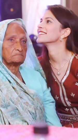 Eshika Rao Instagram - Parivaar❤️💎🧿
Blessed to be born and brought up in a joint family 🙏🏻 Home is where I understood the value of love, care, trust, togetherness and a lot more♾️
Never needed anybody else because I always had my FAMILY having my back. BLESSED 💎🧿