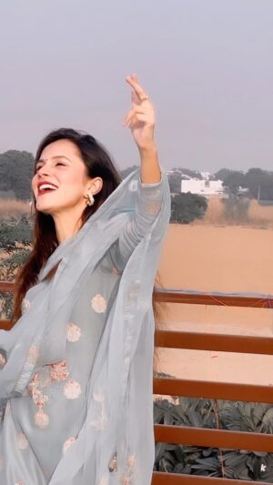 Eshika Rao Instagram - Kyu 24 ghante yaar tu itne role rakhe se💥🙅♀️😏
.
.
#haryanvi #eshikians #eshikarao