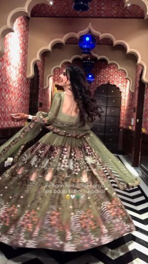 Eshika Rao Instagram - Channelling my inner रानी🪞🦚🕊️✨
