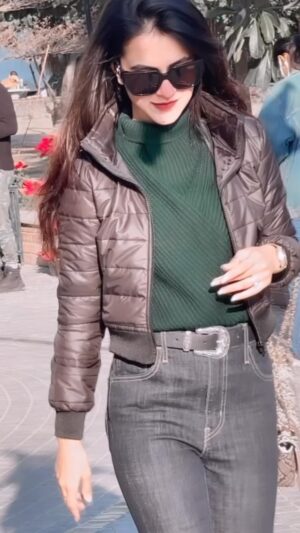 Eshika Rao Instagram - I look a different human from the right side.🥹😂
Kisi aur k sath hota hai?🌝
.
.
#bhoolbhulaiyaa2 #ootd #tbt #eshikians