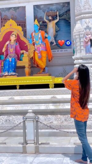Eshika Rao Instagram - Goa is overrated, Vrindavan chaloge? 🦚🙏🏻❤️
.
#vrindavan #premmandir #sanatandharma