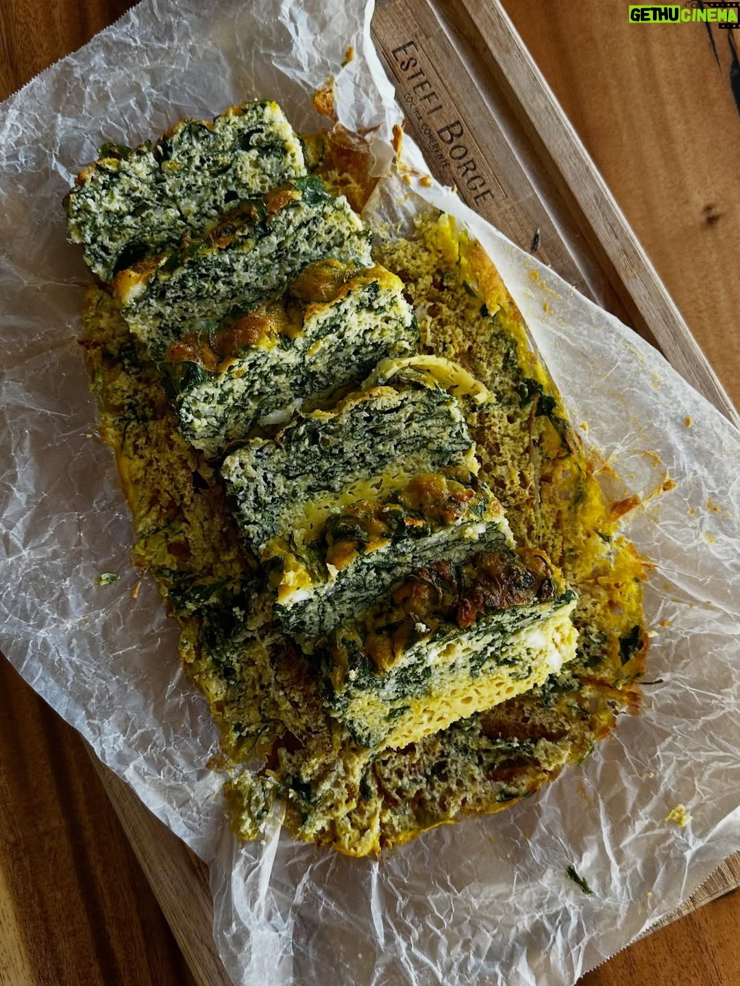 Estefanía Borge - 1.1K Likes - Receta de mi Torta Salada ♥️
Desliza … 
1. Resultado Final de la torta 
2. Ingredientes 
3. Mézclalos todos bien con amorsito 
4. Prepara el molde con papel mantequilla arrugado 
5. Vierte la mezcla 
6. Llévala al horno / Yo la puse 50 minutos a 300’ .. debes ir revisando 
7. Retira del horno y déjala reposar .. luego sácala y sigue despegando el papel y porcionando 
8. Así debe quedarte 😍
9.Yo le puse más queso cottage y me desayuné toda esta delicia. Tú le puedes poner el toppin q quieras ♥️
.
.
Buen provecho !!!!