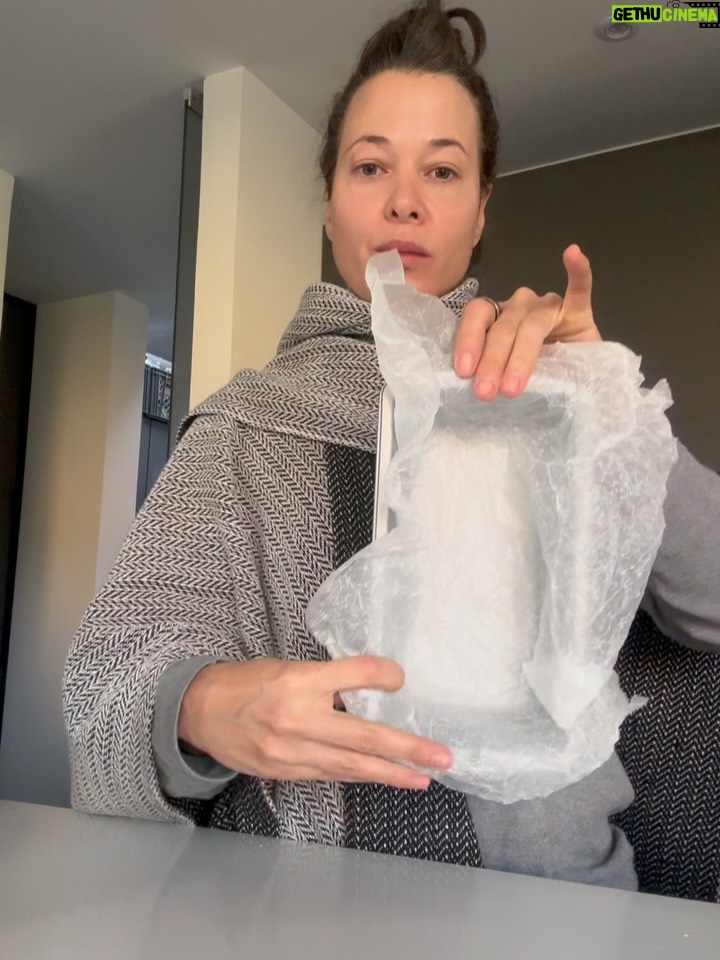 Estefanía Borge - 1.1K Likes - Receta de mi Torta Salada ♥️
Desliza … 
1. Resultado Final de la torta 
2. Ingredientes 
3. Mézclalos todos bien con amorsito 
4. Prepara el molde con papel mantequilla arrugado 
5. Vierte la mezcla 
6. Llévala al horno / Yo la puse 50 minutos a 300’ .. debes ir revisando 
7. Retira del horno y déjala reposar .. luego sácala y sigue despegando el papel y porcionando 
8. Así debe quedarte 😍
9.Yo le puse más queso cottage y me desayuné toda esta delicia. Tú le puedes poner el toppin q quieras ♥️
.
.
Buen provecho !!!!