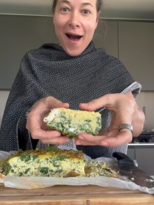 Estefanía Borge Instagram - Receta de mi Torta Salada ♥️
Desliza …
1. Resultado Final de la torta
2. Ingredientes
3. Mézclalos todos bien con amorsito
4. Prepara el molde con papel mantequilla arrugado
5. Vierte la mezcla
6. Llévala al horno / Yo la puse 50 minutos a 300’ .. debes ir revisando
7. Retira del horno y déjala reposar .. luego sácala y sigue despegando el papel y porcionando
8. Así debe quedarte 😍
9.Yo le puse más queso cottage y me desayuné toda esta delicia. Tú le puedes poner el toppin q quieras ♥️
.
.
Buen provecho !!!!