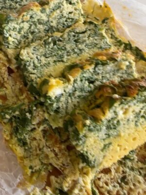 Estefanía Borge Instagram - Receta de mi Torta Salada ♥️
Desliza …
1. Resultado Final de la torta
2. Ingredientes
3. Mézclalos todos bien con amorsito
4. Prepara el molde con papel mantequilla arrugado
5. Vierte la mezcla
6. Llévala al horno / Yo la puse 50 minutos a 300’ .. debes ir revisando
7. Retira del horno y déjala reposar .. luego sácala y sigue despegando el papel y porcionando
8. Así debe quedarte 😍
9.Yo le puse más queso cottage y me desayuné toda esta delicia. Tú le puedes poner el toppin q quieras ♥️
.
.
Buen provecho !!!!