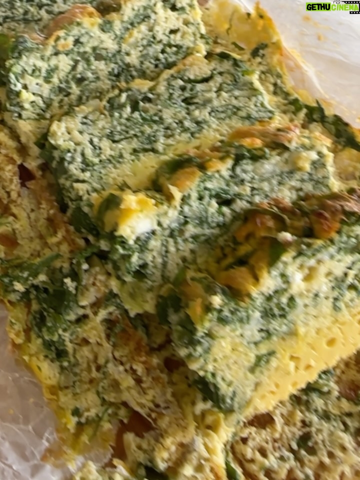 Estefanía Borge - 1.1K Likes - Receta de mi Torta Salada ♥️
Desliza … 
1. Resultado Final de la torta 
2. Ingredientes 
3. Mézclalos todos bien con amorsito 
4. Prepara el molde con papel mantequilla arrugado 
5. Vierte la mezcla 
6. Llévala al horno / Yo la puse 50 minutos a 300’ .. debes ir revisando 
7. Retira del horno y déjala reposar .. luego sácala y sigue despegando el papel y porcionando 
8. Así debe quedarte 😍
9.Yo le puse más queso cottage y me desayuné toda esta delicia. Tú le puedes poner el toppin q quieras ♥️
.
.
Buen provecho !!!!