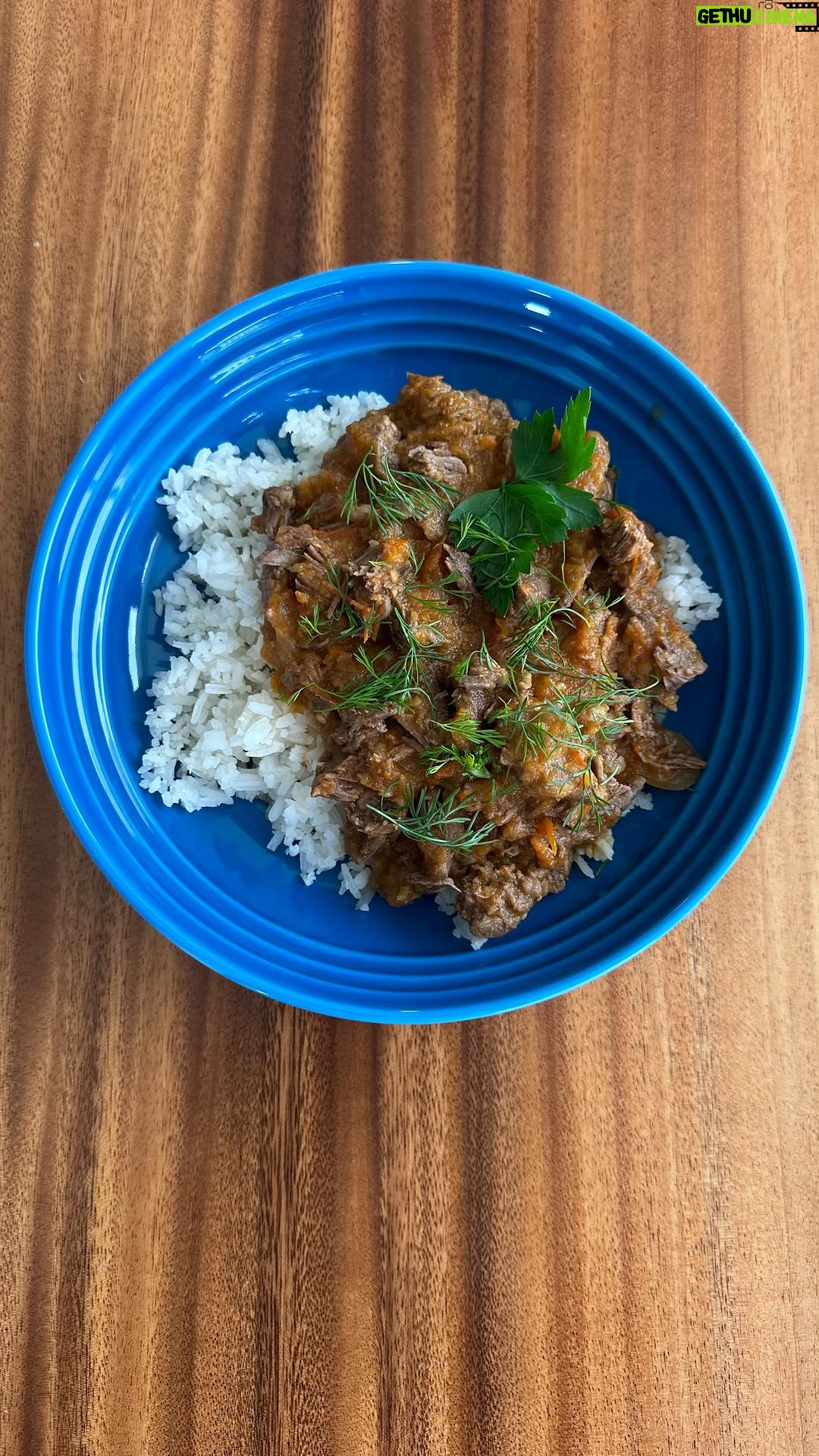 Estefanía Borge - 1.7K Likes - Ingredientes 
-tira de costilla de res cocinada a fuego lento ( en la historias destacadas está la receta .. dice CALDO ) 
- 6 tomates san marzano bien maduros 
- ⁠1 taza de tomates cherry 
- ⁠1 cebolla morada grande o dos medianas 
- ⁠4 dientes de ajo 
- ⁠3 hojas de laurel fresco 
- ⁠1:4 de taza de salsa soya o AMINOS ( si tienes ) también lo puedes probar con balsámico 
- 1 taza de caldo de hueso ( en mis destacadas está la receta) 
- ⁠1 hojita la romero para aromatizar los últimos minutos 
- ⁠sal y pimienta al gusto
.
 .
Yo me la comí con arroz y quedó delicioso. Tú puedes mezclarla con lo que quieras 
Esta salsa la puedes guardar en la nevera en un frasco de vidrio o también congelar. 
Dejala a fuego bajo mientras se va reduciendo. A mi me gusta bien espesa ♥️ 
Ojo! Revuelve y revuelve … no la abandones mientras estás en este paso 😍