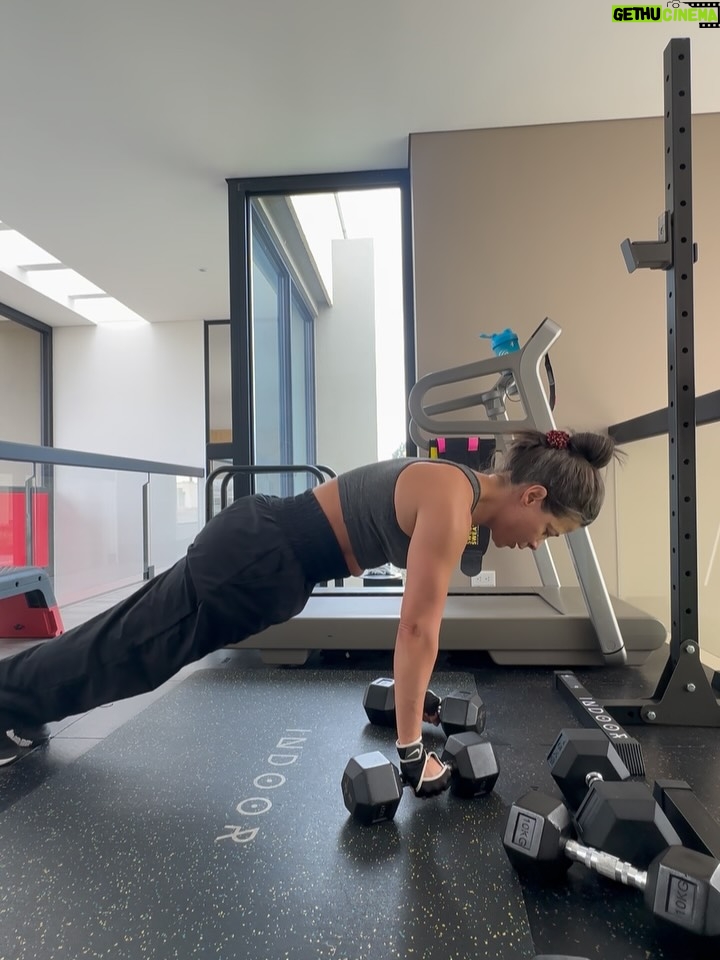 Estefanía Borge - 2.5K Likes - Una rutina #estefitExpress .. hice ejercicios que activan todos mis músculos. 
Me encantó porque tiene #detodito .. si eres de las mías q a ratos no sabes que hacer pero tienes muchas ganas .. esta rutina es para ti ♥️ 
…
5 ejercicios 
4/6 rondas , 12 repeticiones .. el último lo hice 40 segundo sin parar 🫁🧠🫀 
.. nota : los pesos son relativos .. yo usé uno exigente 
7.5 kilos y 10 kilos