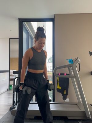 Estefanía Borge Instagram - Una rutina #estefitExpress .. hice ejercicios que activan todos mis músculos.
Me encantó porque tiene #detodito .. si eres de las mías q a ratos no sabes que hacer pero tienes muchas ganas .. esta rutina es para ti ♥️
…
5 ejercicios
4/6 rondas , 12 repeticiones .. el último lo hice 40 segundo sin parar 🫁🧠🫀
.. nota : los pesos son relativos .. yo usé uno exigente
7.5 kilos y 10 kilos