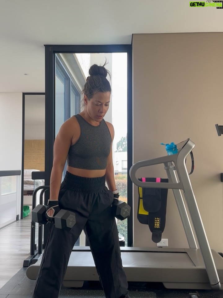 Estefanía Borge - 2.5K Likes - Una rutina #estefitExpress .. hice ejercicios que activan todos mis músculos. 
Me encantó porque tiene #detodito .. si eres de las mías q a ratos no sabes que hacer pero tienes muchas ganas .. esta rutina es para ti ♥️ 
…
5 ejercicios 
4/6 rondas , 12 repeticiones .. el último lo hice 40 segundo sin parar 🫁🧠🫀 
.. nota : los pesos son relativos .. yo usé uno exigente 
7.5 kilos y 10 kilos