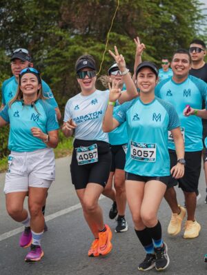 Estefanía Borge Instagram - “PaSER” ..una experiencia que repetiría mil veces más. Un punto de vista hacia el Running completaMENTE distinto .. generoso , genuino y auténtico. Que gran experiencia haber sido PaCer de la @maratondelvalle.col .. 10 kilómetros en los que acompañé a muchos corredores con el propósito de llegar fuertes y sólidos a la meta. Gracias a tod@s los q corrieron conmigo y creyeron en mi para lograr sus objetivos ♥️✨✊
.
La ultima foto quedará para la posteridad ✨ los adoro !!!