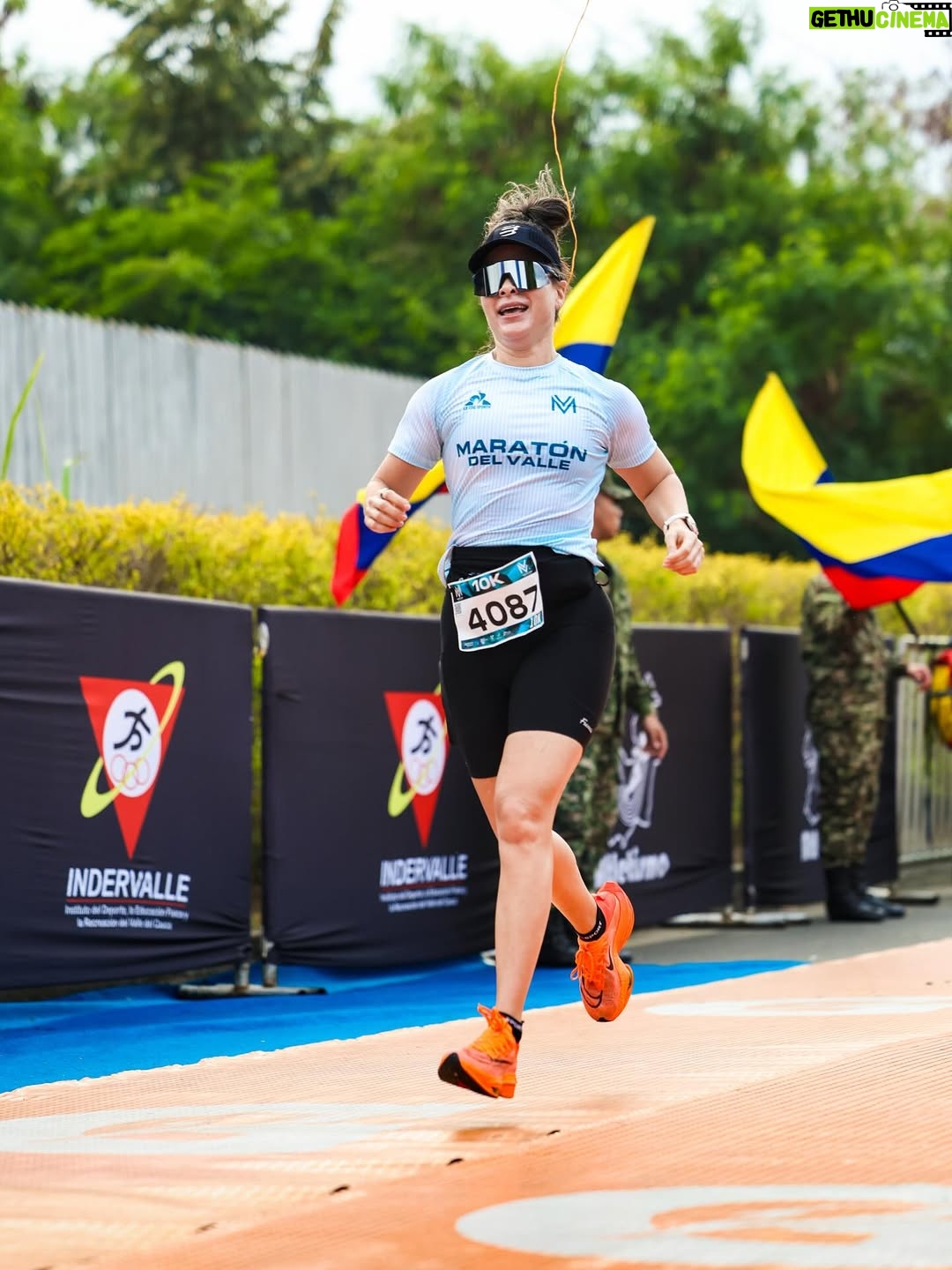 Estefanía Borge - 5.1K Likes - “PaSER” ..una experiencia que repetiría mil veces más. Un punto de vista hacia el Running completaMENTE  distinto .. generoso , genuino y auténtico. Que gran experiencia haber sido PaCer de la @maratondelvalle.col .. 10 kilómetros en los que acompañé a muchos corredores con el propósito de llegar fuertes y sólidos a la meta. Gracias a tod@s los q corrieron conmigo y creyeron en mi para lograr sus objetivos ♥️✨✊
.
La ultima foto quedará para la posteridad ✨ los adoro !!!