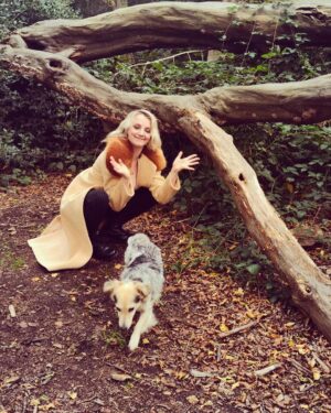 Evanna Lynch Instagram - Bonjour Instagram 👋🏻 I’m sorry I’ve been neglecting you lately, I’ve just been in total hibernation mode and not in the mood for the emotional onslaught of social media, or the world in general! 😵‍💫 It’s been a strange year pour moi, so many major lifestyle changes that are exciting but equally overwhelming. When I go out in public I feel like a cake that’s been taken out of the oven too soon. I feel like I’m regenerating. If I was braver I’d build myself a nest in the forest and fuck off there for the winter months. I won’t, I’ll be on the couch instead learning to knit (hope my friends like snoods!) but just know if you interact with me in the cold months, I am a half formed creature 🥴 anyway, hope you’re all coping.

On an unrelated note, pictured is the most fabulous coat I’ve ever owned, courtesy of @unreal_fur it is SO beautiful it gives me an inferiority complex, so mostly I keep it hung up on the wall and I admire her from below but if you are an unspeakably glamorous dame who is disgusted by the idea of animals being killed for your self expression, then do invest in an @unreal_fur coat 😍