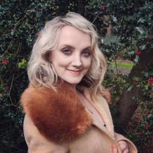 Evanna Lynch Instagram - Bonjour Instagram 👋🏻 I’m sorry I’ve been neglecting you lately, I’ve just been in total hibernation mode and not in the mood for the emotional onslaught of social media, or the world in general! 😵‍💫 It’s been a strange year pour moi, so many major lifestyle changes that are exciting but equally overwhelming. When I go out in public I feel like a cake that’s been taken out of the oven too soon. I feel like I’m regenerating. If I was braver I’d build myself a nest in the forest and fuck off there for the winter months. I won’t, I’ll be on the couch instead learning to knit (hope my friends like snoods!) but just know if you interact with me in the cold months, I am a half formed creature 🥴 anyway, hope you’re all coping.

On an unrelated note, pictured is the most fabulous coat I’ve ever owned, courtesy of @unreal_fur it is SO beautiful it gives me an inferiority complex, so mostly I keep it hung up on the wall and I admire her from below but if you are an unspeakably glamorous dame who is disgusted by the idea of animals being killed for your self expression, then do invest in an @unreal_fur coat 😍