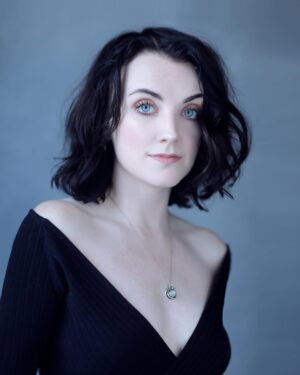 Evanna Lynch Instagram - Hello again, Instagram!
Here are some new pics by my incredible friend and iconic queen of headshots @fayethomasphoto 📸 
It’s Spring so I thought time for a revamp, and to reset the energy on here… 🌅 

I am officially entering a new era with my instagram page and my relationship to you all! With Intention, Purpose and Boundaries. 😌 ✍️ 🙅🏻‍♀️

When I started this page, I treated it so casually. I’d post a picture of a cake, my cat, a campaign for ending something terrible, etc etc. It was 5 minutes of reckless expression at the end of a busy day. 🤪

In recent times it just got all too overwhelming. Constant, constant asks. This campaign, that brand, that mission, this person and their mother who is dying of an incredibly rare and painful disease who you ought to help, you monster!! As a people pleaser, it’s very hard to say no to people I like/admire. You have to watch the disappointment meet their eyes or witness the abrupt coldness of their replies, which hurts. You wonder what are any relationships based on, if not a cheerful readiness to intuit and respond to needs. Who sticks around if you stop being nice and say what you think? Who is pleased when you stop people-pleasing? I wasn’t! 😢

I withdrew from this space because it’s easier to just say ‘I don’t do that anymore’ and not give an opportunity to ask. However, behind this boundary is the fear of expressing myself because I feel it is not as worthy. That old familiar battle of justifying the space I take up and not just giving it away. I have been cowardly in my self-expression, not sticking up to that voice that says ‘best do nothing and quietly disappear’. And what’s more, I feel sad to have lost my connection to you all. Connection is a core value to me and something I’d like to reclaim.

So I’m going to show up more, sharing my life and work, while keeping my boundaries tight. I’ll be sharing my writing process, acting projects, and my love of animals, crafts and aerial, and that’s about it for now. I am keen to connect in a more meaningful way but for now I’m focused on Self-Expression 🗣️ 🎨 ❤️‍🔥

Here’s to a colourful and expressive Spring. 🌳🪺🌱