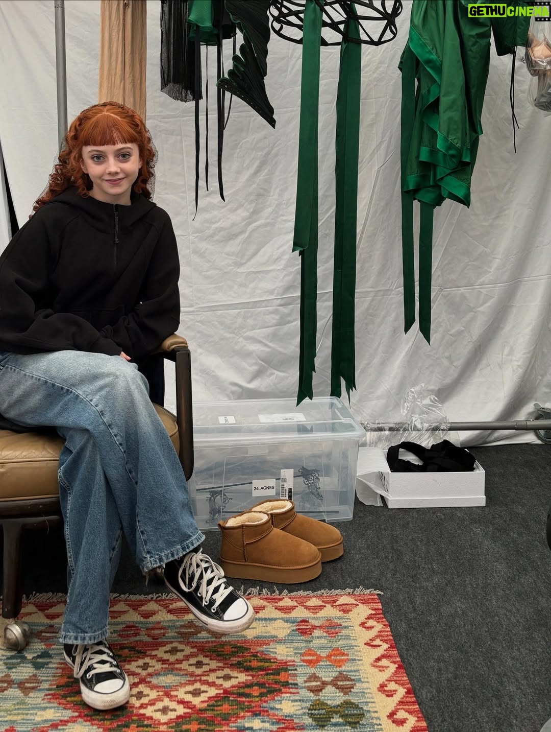 Evie Templeton - 3.9 Million Likes - Pt 2 BTS … 🩷💚🖤
@wednesdaynetflix