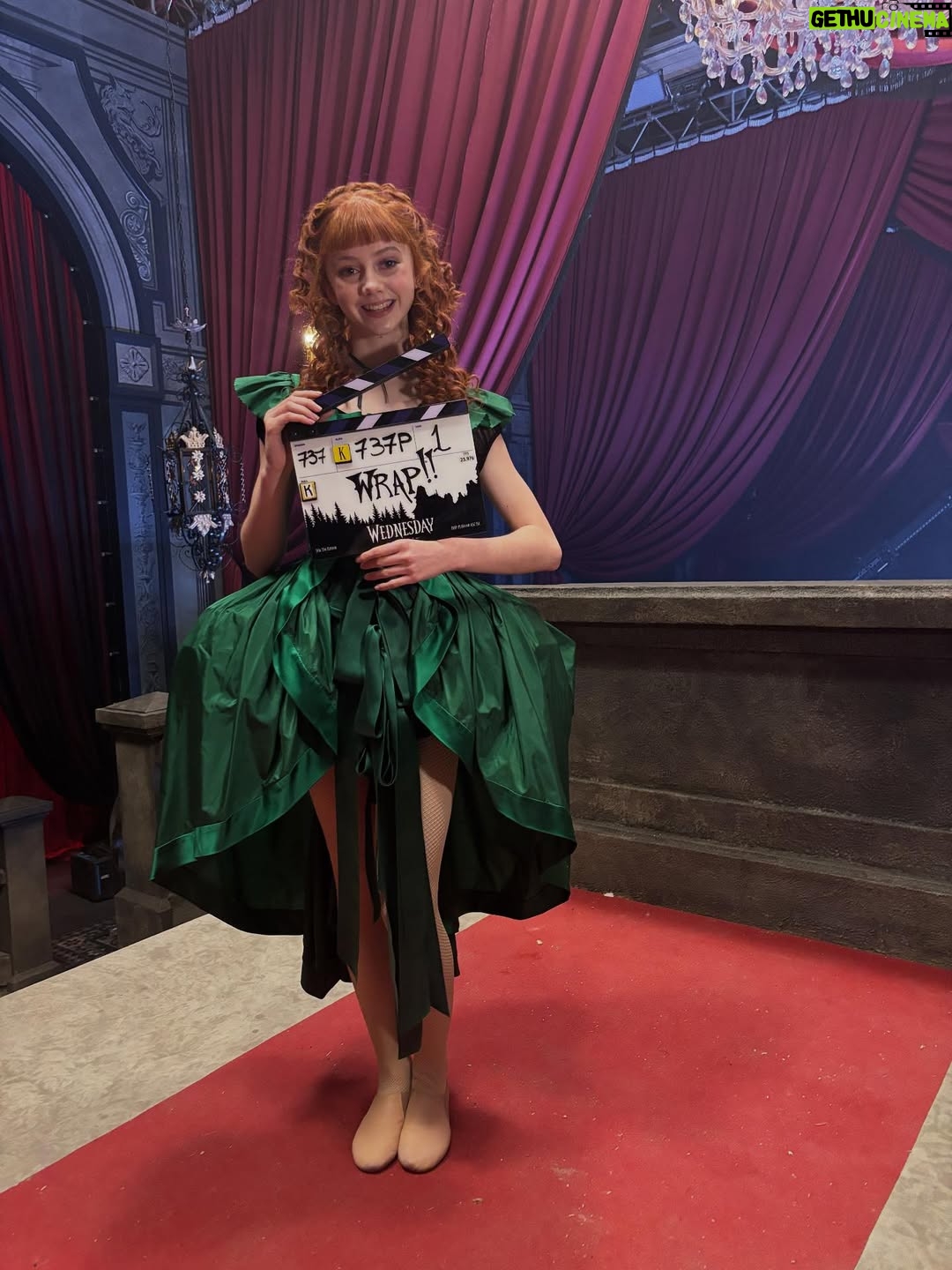 Evie Templeton - 3.9 Million Likes - Pt 2 BTS … 🩷💚🖤
@wednesdaynetflix