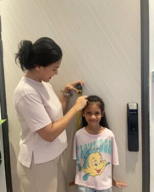 Ezzaty Abdullah Instagram - Tak sangka betul Harum punya ketinggian n berat boleh bertambah dgn cepat macam ni. Dalam masa 8 minggu je, tinggi Harum naik 2cm, berat Harum naik 1.5kg. So, memang susu PediaSure ni sangat membantu dalam menyokong perkembangan anak saya, sebab boleh support anak2 punya active lifestyles n bagi nutrients yang cukup utk anak2 kekal aktif. Paling penting, parents kena bagi anak2 consume the right amount (5 scoops x 2 per day;morning & afternoon) utk dapatkan result yang positif.
Utk memudahkan kerja kita as parents, order online je di Shopee atau Lazada ok!
#PediaSure #growtogreat #realgrowthrealresults
@myabbottcares
