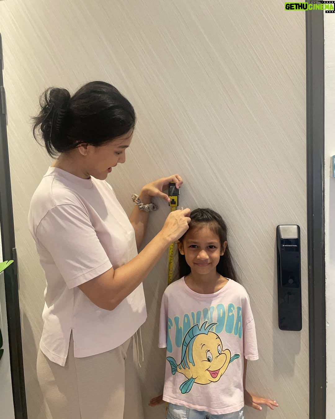 Ezzaty Abdullah - 3K Likes - Tak sangka betul Harum punya ketinggian n berat boleh bertambah dgn cepat macam ni. Dalam masa 8 minggu je, tinggi Harum naik 2cm, berat Harum naik 1.5kg. So, memang susu PediaSure ni sangat membantu dalam menyokong perkembangan anak saya, sebab boleh support anak2 punya active lifestyles n bagi nutrients yang cukup utk anak2 kekal aktif. Paling penting, parents kena bagi anak2 consume the right amount (5 scoops x 2 per day;morning & afternoon) utk dapatkan result yang positif.

Utk memudahkan kerja kita as parents, order online je di Shopee atau Lazada ok!

#PediaSure #growtogreat #realgrowthrealresults
@myabbottcares
