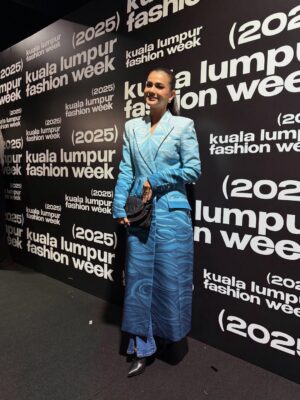 Ezzaty Abdullah Instagram - Congratulation @rizmanruzaini on your new @rrbyrizmanruzaini . Thanks for having me. Love all your collections! ❤️❤️❤️
#KLFW2025