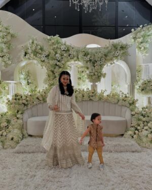 Ezzaty Abdullah Instagram - Kita ber Bole Chudiyan semalam. Alhamdulillah tq @numommalaysia @nadmasrom @talksyusu atas pengiktirafan Anugerah Inspirasi Penyusuan semalam.
Perjalanan menyusukan anak saya mungkin tak sama sgn ibu2 lain. Anak pertama, saya terkena breast abcess sebab Harum taknak direct bf (actually, saya yg kurang ilmu cara menyusukan anak) saya exclusive pump utk Harum. Dgn kekurangan ilmu tentang proses pump susu, saya ade clog duct dekat breast sbb susu tak dipam sampai habis dan terjadi la breast abcess selepas habis pantang 44 hari. Mimpi ngeri tu hanya ibu2 yang pernah merasa je yang tau.
Anak kedua saya pun sama tak nak direct bf sampai bernanah nipple saya sebab nak paksa anak menyusu. sepanjang pantang 44 hari, 37x saya kena bengkak susu sampai menggigil 1 badan dan 4x pegi hospital/klinik. sakit? Yes! tapi saya cuba juga utk pump susu cuma susu memang tak banyak jadi kena campur dgn fm.
Anak ketiga ni saya betul2 nekad, hidup dan mati, saya nak juga susukan anak saya. Banyak saya cari ilmu di internet sampai la saya jumpa kaksyud. Baru saya tau, rupanya ade cikgu yang boleh ajarkan kita cara menyusukan anak. struggle sgt mula2 belajar tu. sebab saya tak sama macam ibu2 lain yang mungkin rezeki mereka mudah utk menyusukan anak. Alhamdulillah lepas kaksyud ajar, saya tak pernah kena bengkak susu yg sampai menggigil 1 badan tu, x pernah lagi nipple bernanah/luka. Happy sgt dgn journey menyusukan Armin walaupun ada masa struggle jugak. Org cakap menyusukan baby ni penat, sakit pinggang, x boleh buat kerja langsung. betul! tapi saya happy dapat merasa semua tu. walaupun x boleh nak buat apa2 kerja sebab Armin high demamd baby, sentiasa mengempeng, tapi saya excited sbb pengalaman ni saya tak pernah dpt sebelum2 ni.
To all bf mum, keep bf your baby and stay strong! ❤️❤️❤️
btw, baju saya dgn Ahmet dari @rentalbollybyas