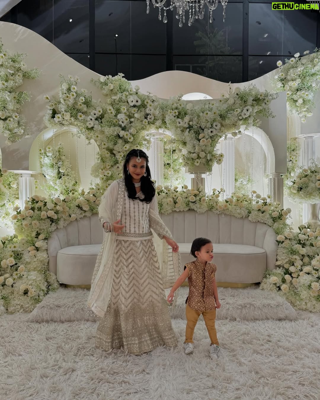 Ezzaty Abdullah - 5.3K Likes - Kita ber Bole Chudiyan semalam. Alhamdulillah tq @numommalaysia @nadmasrom @talksyusu atas pengiktirafan Anugerah Inspirasi Penyusuan semalam. 

Perjalanan menyusukan anak saya mungkin tak sama sgn ibu2 lain. Anak pertama, saya terkena breast abcess sebab Harum taknak direct bf (actually, saya yg kurang ilmu cara menyusukan anak) saya exclusive pump utk Harum. Dgn kekurangan ilmu tentang proses pump susu, saya ade clog duct dekat breast sbb susu tak dipam sampai habis dan terjadi la breast abcess selepas habis pantang 44 hari. Mimpi ngeri tu hanya ibu2 yang pernah merasa je yang tau. 

Anak kedua saya pun sama tak nak direct bf sampai bernanah nipple saya sebab nak paksa anak menyusu. sepanjang pantang 44 hari, 37x saya kena bengkak susu sampai menggigil 1 badan dan 4x pegi hospital/klinik. sakit? Yes! tapi saya cuba juga utk pump susu cuma susu memang tak banyak jadi kena campur dgn fm. 

Anak ketiga ni saya betul2 nekad, hidup dan mati, saya nak juga susukan anak saya. Banyak saya cari ilmu di internet sampai la saya jumpa kaksyud. Baru saya tau, rupanya ade cikgu yang boleh ajarkan kita cara menyusukan anak. struggle sgt mula2 belajar tu. sebab saya tak sama macam ibu2 lain yang mungkin rezeki mereka mudah utk menyusukan anak. Alhamdulillah lepas kaksyud ajar, saya tak pernah kena bengkak susu yg sampai menggigil 1 badan tu, x pernah lagi nipple bernanah/luka. Happy sgt dgn journey menyusukan Armin walaupun ada masa struggle jugak. Org cakap menyusukan baby ni penat, sakit pinggang, x boleh buat kerja langsung. betul! tapi saya happy dapat merasa semua tu. walaupun x boleh nak buat apa2 kerja sebab Armin high demamd baby, sentiasa mengempeng, tapi saya excited sbb pengalaman ni saya tak pernah dpt sebelum2 ni. 

To all bf mum, keep bf your baby and stay strong! ❤️❤️❤️

btw, baju saya dgn Ahmet dari @rentalbollybyas