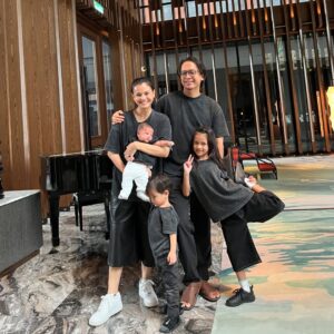 Ezzaty Abdullah Instagram - Tak mudah ye nak bergambar bersama2. especially si abang tu. Aiyoo. ibu dah boleh imagine gambar raya kita nanti