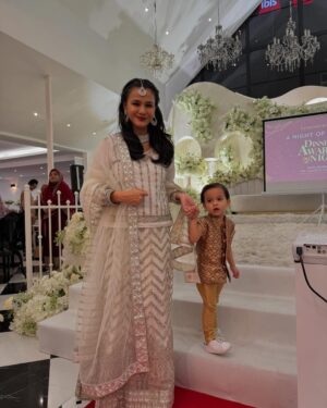 Ezzaty Abdullah Instagram - Kita ber Bole Chudiyan semalam. Alhamdulillah tq @numommalaysia @nadmasrom @talksyusu atas pengiktirafan Anugerah Inspirasi Penyusuan semalam.
Perjalanan menyusukan anak saya mungkin tak sama sgn ibu2 lain. Anak pertama, saya terkena breast abcess sebab Harum taknak direct bf (actually, saya yg kurang ilmu cara menyusukan anak) saya exclusive pump utk Harum. Dgn kekurangan ilmu tentang proses pump susu, saya ade clog duct dekat breast sbb susu tak dipam sampai habis dan terjadi la breast abcess selepas habis pantang 44 hari. Mimpi ngeri tu hanya ibu2 yang pernah merasa je yang tau.
Anak kedua saya pun sama tak nak direct bf sampai bernanah nipple saya sebab nak paksa anak menyusu. sepanjang pantang 44 hari, 37x saya kena bengkak susu sampai menggigil 1 badan dan 4x pegi hospital/klinik. sakit? Yes! tapi saya cuba juga utk pump susu cuma susu memang tak banyak jadi kena campur dgn fm.
Anak ketiga ni saya betul2 nekad, hidup dan mati, saya nak juga susukan anak saya. Banyak saya cari ilmu di internet sampai la saya jumpa kaksyud. Baru saya tau, rupanya ade cikgu yang boleh ajarkan kita cara menyusukan anak. struggle sgt mula2 belajar tu. sebab saya tak sama macam ibu2 lain yang mungkin rezeki mereka mudah utk menyusukan anak. Alhamdulillah lepas kaksyud ajar, saya tak pernah kena bengkak susu yg sampai menggigil 1 badan tu, x pernah lagi nipple bernanah/luka. Happy sgt dgn journey menyusukan Armin walaupun ada masa struggle jugak. Org cakap menyusukan baby ni penat, sakit pinggang, x boleh buat kerja langsung. betul! tapi saya happy dapat merasa semua tu. walaupun x boleh nak buat apa2 kerja sebab Armin high demamd baby, sentiasa mengempeng, tapi saya excited sbb pengalaman ni saya tak pernah dpt sebelum2 ni.
To all bf mum, keep bf your baby and stay strong! ❤️❤️❤️
btw, baju saya dgn Ahmet dari @rentalbollybyas