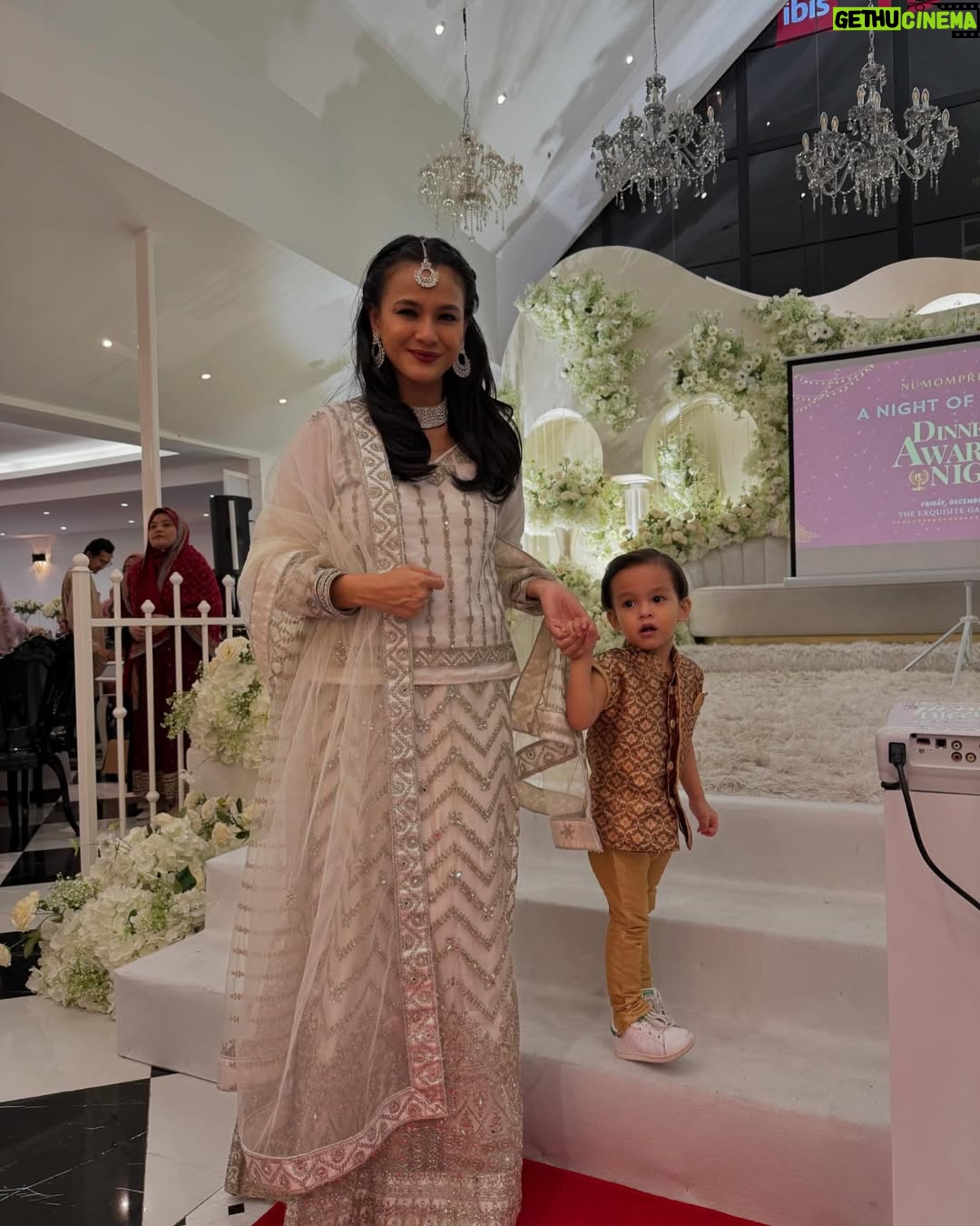 Ezzaty Abdullah - 5.3K Likes - Kita ber Bole Chudiyan semalam. Alhamdulillah tq @numommalaysia @nadmasrom @talksyusu atas pengiktirafan Anugerah Inspirasi Penyusuan semalam. 

Perjalanan menyusukan anak saya mungkin tak sama sgn ibu2 lain. Anak pertama, saya terkena breast abcess sebab Harum taknak direct bf (actually, saya yg kurang ilmu cara menyusukan anak) saya exclusive pump utk Harum. Dgn kekurangan ilmu tentang proses pump susu, saya ade clog duct dekat breast sbb susu tak dipam sampai habis dan terjadi la breast abcess selepas habis pantang 44 hari. Mimpi ngeri tu hanya ibu2 yang pernah merasa je yang tau. 

Anak kedua saya pun sama tak nak direct bf sampai bernanah nipple saya sebab nak paksa anak menyusu. sepanjang pantang 44 hari, 37x saya kena bengkak susu sampai menggigil 1 badan dan 4x pegi hospital/klinik. sakit? Yes! tapi saya cuba juga utk pump susu cuma susu memang tak banyak jadi kena campur dgn fm. 

Anak ketiga ni saya betul2 nekad, hidup dan mati, saya nak juga susukan anak saya. Banyak saya cari ilmu di internet sampai la saya jumpa kaksyud. Baru saya tau, rupanya ade cikgu yang boleh ajarkan kita cara menyusukan anak. struggle sgt mula2 belajar tu. sebab saya tak sama macam ibu2 lain yang mungkin rezeki mereka mudah utk menyusukan anak. Alhamdulillah lepas kaksyud ajar, saya tak pernah kena bengkak susu yg sampai menggigil 1 badan tu, x pernah lagi nipple bernanah/luka. Happy sgt dgn journey menyusukan Armin walaupun ada masa struggle jugak. Org cakap menyusukan baby ni penat, sakit pinggang, x boleh buat kerja langsung. betul! tapi saya happy dapat merasa semua tu. walaupun x boleh nak buat apa2 kerja sebab Armin high demamd baby, sentiasa mengempeng, tapi saya excited sbb pengalaman ni saya tak pernah dpt sebelum2 ni. 

To all bf mum, keep bf your baby and stay strong! ❤️❤️❤️

btw, baju saya dgn Ahmet dari @rentalbollybyas