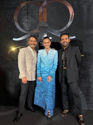 Ezzaty Abdullah Instagram - Congratulation @rizmanruzaini on your new @rrbyrizmanruzaini . Thanks for having me. Love all your collections! ❤️❤️❤️
#KLFW2025