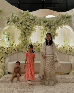 Ezzaty Abdullah Instagram - Kita ber Bole Chudiyan semalam. Alhamdulillah tq @numommalaysia @nadmasrom @talksyusu atas pengiktirafan Anugerah Inspirasi Penyusuan semalam.
Perjalanan menyusukan anak saya mungkin tak sama sgn ibu2 lain. Anak pertama, saya terkena breast abcess sebab Harum taknak direct bf (actually, saya yg kurang ilmu cara menyusukan anak) saya exclusive pump utk Harum. Dgn kekurangan ilmu tentang proses pump susu, saya ade clog duct dekat breast sbb susu tak dipam sampai habis dan terjadi la breast abcess selepas habis pantang 44 hari. Mimpi ngeri tu hanya ibu2 yang pernah merasa je yang tau.
Anak kedua saya pun sama tak nak direct bf sampai bernanah nipple saya sebab nak paksa anak menyusu. sepanjang pantang 44 hari, 37x saya kena bengkak susu sampai menggigil 1 badan dan 4x pegi hospital/klinik. sakit? Yes! tapi saya cuba juga utk pump susu cuma susu memang tak banyak jadi kena campur dgn fm.
Anak ketiga ni saya betul2 nekad, hidup dan mati, saya nak juga susukan anak saya. Banyak saya cari ilmu di internet sampai la saya jumpa kaksyud. Baru saya tau, rupanya ade cikgu yang boleh ajarkan kita cara menyusukan anak. struggle sgt mula2 belajar tu. sebab saya tak sama macam ibu2 lain yang mungkin rezeki mereka mudah utk menyusukan anak. Alhamdulillah lepas kaksyud ajar, saya tak pernah kena bengkak susu yg sampai menggigil 1 badan tu, x pernah lagi nipple bernanah/luka. Happy sgt dgn journey menyusukan Armin walaupun ada masa struggle jugak. Org cakap menyusukan baby ni penat, sakit pinggang, x boleh buat kerja langsung. betul! tapi saya happy dapat merasa semua tu. walaupun x boleh nak buat apa2 kerja sebab Armin high demamd baby, sentiasa mengempeng, tapi saya excited sbb pengalaman ni saya tak pernah dpt sebelum2 ni.
To all bf mum, keep bf your baby and stay strong! ❤️❤️❤️
btw, baju saya dgn Ahmet dari @rentalbollybyas