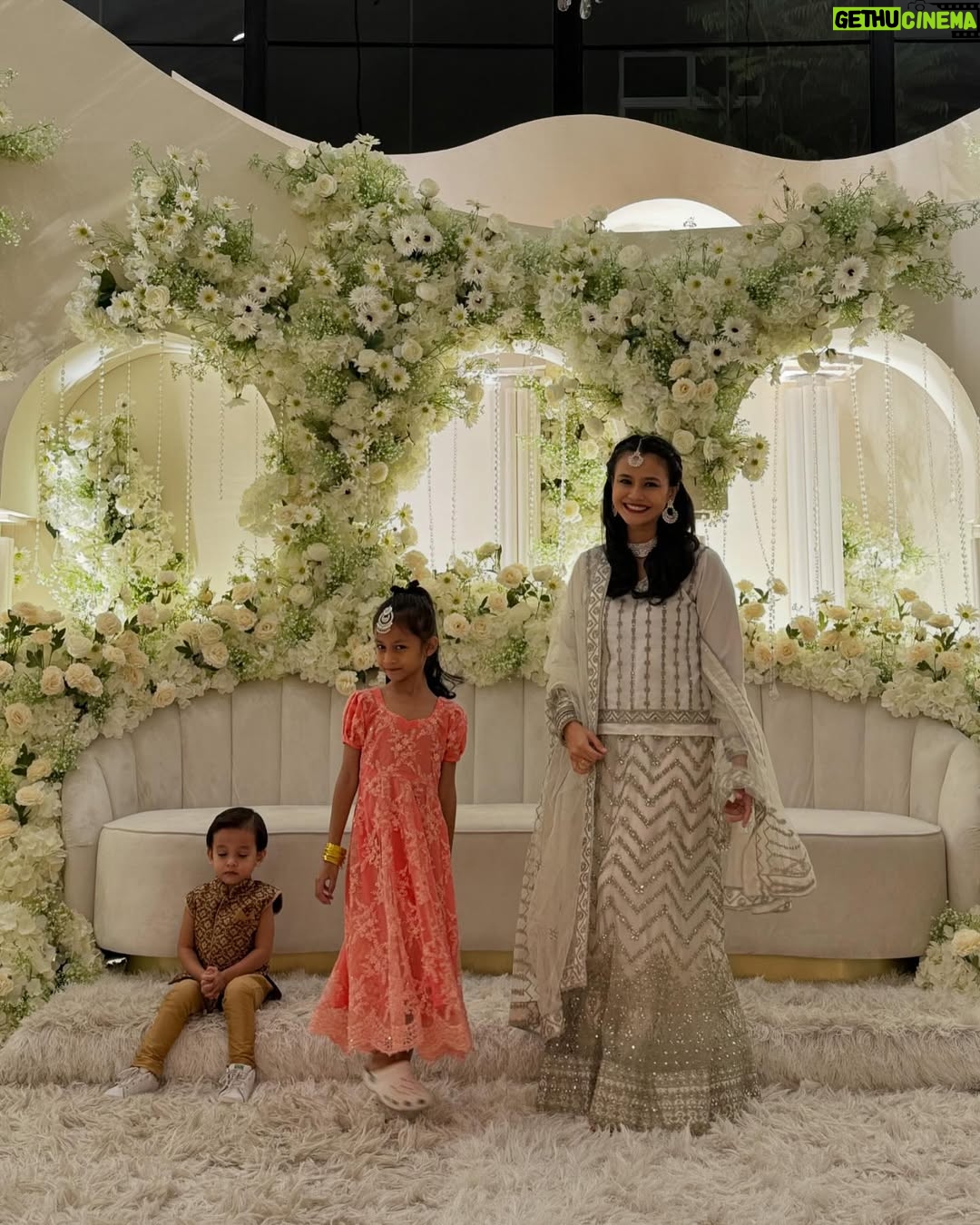 Ezzaty Abdullah - 5.3K Likes - Kita ber Bole Chudiyan semalam. Alhamdulillah tq @numommalaysia @nadmasrom @talksyusu atas pengiktirafan Anugerah Inspirasi Penyusuan semalam. 

Perjalanan menyusukan anak saya mungkin tak sama sgn ibu2 lain. Anak pertama, saya terkena breast abcess sebab Harum taknak direct bf (actually, saya yg kurang ilmu cara menyusukan anak) saya exclusive pump utk Harum. Dgn kekurangan ilmu tentang proses pump susu, saya ade clog duct dekat breast sbb susu tak dipam sampai habis dan terjadi la breast abcess selepas habis pantang 44 hari. Mimpi ngeri tu hanya ibu2 yang pernah merasa je yang tau. 

Anak kedua saya pun sama tak nak direct bf sampai bernanah nipple saya sebab nak paksa anak menyusu. sepanjang pantang 44 hari, 37x saya kena bengkak susu sampai menggigil 1 badan dan 4x pegi hospital/klinik. sakit? Yes! tapi saya cuba juga utk pump susu cuma susu memang tak banyak jadi kena campur dgn fm. 

Anak ketiga ni saya betul2 nekad, hidup dan mati, saya nak juga susukan anak saya. Banyak saya cari ilmu di internet sampai la saya jumpa kaksyud. Baru saya tau, rupanya ade cikgu yang boleh ajarkan kita cara menyusukan anak. struggle sgt mula2 belajar tu. sebab saya tak sama macam ibu2 lain yang mungkin rezeki mereka mudah utk menyusukan anak. Alhamdulillah lepas kaksyud ajar, saya tak pernah kena bengkak susu yg sampai menggigil 1 badan tu, x pernah lagi nipple bernanah/luka. Happy sgt dgn journey menyusukan Armin walaupun ada masa struggle jugak. Org cakap menyusukan baby ni penat, sakit pinggang, x boleh buat kerja langsung. betul! tapi saya happy dapat merasa semua tu. walaupun x boleh nak buat apa2 kerja sebab Armin high demamd baby, sentiasa mengempeng, tapi saya excited sbb pengalaman ni saya tak pernah dpt sebelum2 ni. 

To all bf mum, keep bf your baby and stay strong! ❤️❤️❤️

btw, baju saya dgn Ahmet dari @rentalbollybyas