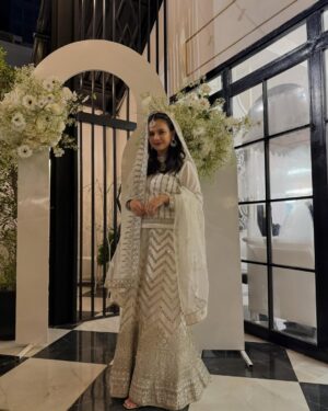 Ezzaty Abdullah Instagram - Kita ber Bole Chudiyan semalam. Alhamdulillah tq @numommalaysia @nadmasrom @talksyusu atas pengiktirafan Anugerah Inspirasi Penyusuan semalam.
Perjalanan menyusukan anak saya mungkin tak sama sgn ibu2 lain. Anak pertama, saya terkena breast abcess sebab Harum taknak direct bf (actually, saya yg kurang ilmu cara menyusukan anak) saya exclusive pump utk Harum. Dgn kekurangan ilmu tentang proses pump susu, saya ade clog duct dekat breast sbb susu tak dipam sampai habis dan terjadi la breast abcess selepas habis pantang 44 hari. Mimpi ngeri tu hanya ibu2 yang pernah merasa je yang tau.
Anak kedua saya pun sama tak nak direct bf sampai bernanah nipple saya sebab nak paksa anak menyusu. sepanjang pantang 44 hari, 37x saya kena bengkak susu sampai menggigil 1 badan dan 4x pegi hospital/klinik. sakit? Yes! tapi saya cuba juga utk pump susu cuma susu memang tak banyak jadi kena campur dgn fm.
Anak ketiga ni saya betul2 nekad, hidup dan mati, saya nak juga susukan anak saya. Banyak saya cari ilmu di internet sampai la saya jumpa kaksyud. Baru saya tau, rupanya ade cikgu yang boleh ajarkan kita cara menyusukan anak. struggle sgt mula2 belajar tu. sebab saya tak sama macam ibu2 lain yang mungkin rezeki mereka mudah utk menyusukan anak. Alhamdulillah lepas kaksyud ajar, saya tak pernah kena bengkak susu yg sampai menggigil 1 badan tu, x pernah lagi nipple bernanah/luka. Happy sgt dgn journey menyusukan Armin walaupun ada masa struggle jugak. Org cakap menyusukan baby ni penat, sakit pinggang, x boleh buat kerja langsung. betul! tapi saya happy dapat merasa semua tu. walaupun x boleh nak buat apa2 kerja sebab Armin high demamd baby, sentiasa mengempeng, tapi saya excited sbb pengalaman ni saya tak pernah dpt sebelum2 ni.
To all bf mum, keep bf your baby and stay strong! ❤️❤️❤️
btw, baju saya dgn Ahmet dari @rentalbollybyas