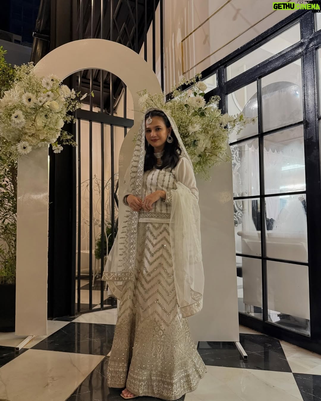 Ezzaty Abdullah - 5.3K Likes - Kita ber Bole Chudiyan semalam. Alhamdulillah tq @numommalaysia @nadmasrom @talksyusu atas pengiktirafan Anugerah Inspirasi Penyusuan semalam. 

Perjalanan menyusukan anak saya mungkin tak sama sgn ibu2 lain. Anak pertama, saya terkena breast abcess sebab Harum taknak direct bf (actually, saya yg kurang ilmu cara menyusukan anak) saya exclusive pump utk Harum. Dgn kekurangan ilmu tentang proses pump susu, saya ade clog duct dekat breast sbb susu tak dipam sampai habis dan terjadi la breast abcess selepas habis pantang 44 hari. Mimpi ngeri tu hanya ibu2 yang pernah merasa je yang tau. 

Anak kedua saya pun sama tak nak direct bf sampai bernanah nipple saya sebab nak paksa anak menyusu. sepanjang pantang 44 hari, 37x saya kena bengkak susu sampai menggigil 1 badan dan 4x pegi hospital/klinik. sakit? Yes! tapi saya cuba juga utk pump susu cuma susu memang tak banyak jadi kena campur dgn fm. 

Anak ketiga ni saya betul2 nekad, hidup dan mati, saya nak juga susukan anak saya. Banyak saya cari ilmu di internet sampai la saya jumpa kaksyud. Baru saya tau, rupanya ade cikgu yang boleh ajarkan kita cara menyusukan anak. struggle sgt mula2 belajar tu. sebab saya tak sama macam ibu2 lain yang mungkin rezeki mereka mudah utk menyusukan anak. Alhamdulillah lepas kaksyud ajar, saya tak pernah kena bengkak susu yg sampai menggigil 1 badan tu, x pernah lagi nipple bernanah/luka. Happy sgt dgn journey menyusukan Armin walaupun ada masa struggle jugak. Org cakap menyusukan baby ni penat, sakit pinggang, x boleh buat kerja langsung. betul! tapi saya happy dapat merasa semua tu. walaupun x boleh nak buat apa2 kerja sebab Armin high demamd baby, sentiasa mengempeng, tapi saya excited sbb pengalaman ni saya tak pernah dpt sebelum2 ni. 

To all bf mum, keep bf your baby and stay strong! ❤️❤️❤️

btw, baju saya dgn Ahmet dari @rentalbollybyas