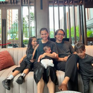 Ezzaty Abdullah Instagram - Tak mudah ye nak bergambar bersama2. especially si abang tu. Aiyoo. ibu dah boleh imagine gambar raya kita nanti