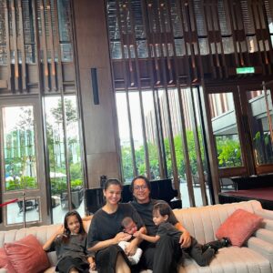 Ezzaty Abdullah Instagram - Tak mudah ye nak bergambar bersama2. especially si abang tu. Aiyoo. ibu dah boleh imagine gambar raya kita nanti