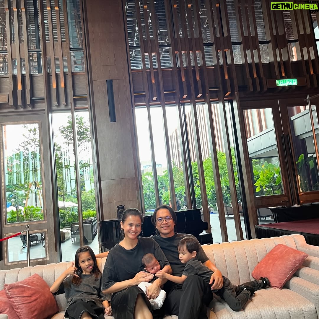 Ezzaty Abdullah - 7.1K Likes - Tak mudah ye nak bergambar bersama2. especially si abang tu. Aiyoo. ibu dah boleh imagine gambar raya kita nanti
