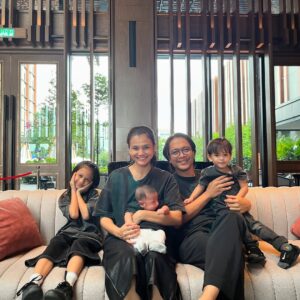 Ezzaty Abdullah Instagram - Tak mudah ye nak bergambar bersama2. especially si abang tu. Aiyoo. ibu dah boleh imagine gambar raya kita nanti