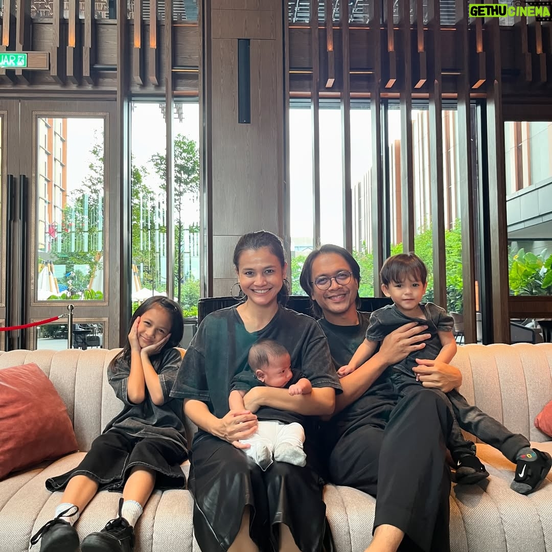 Ezzaty Abdullah - 7.1K Likes - Tak mudah ye nak bergambar bersama2. especially si abang tu. Aiyoo. ibu dah boleh imagine gambar raya kita nanti