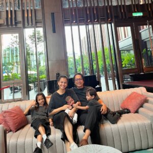 Ezzaty Abdullah Instagram - Tak mudah ye nak bergambar bersama2. especially si abang tu. Aiyoo. ibu dah boleh imagine gambar raya kita nanti