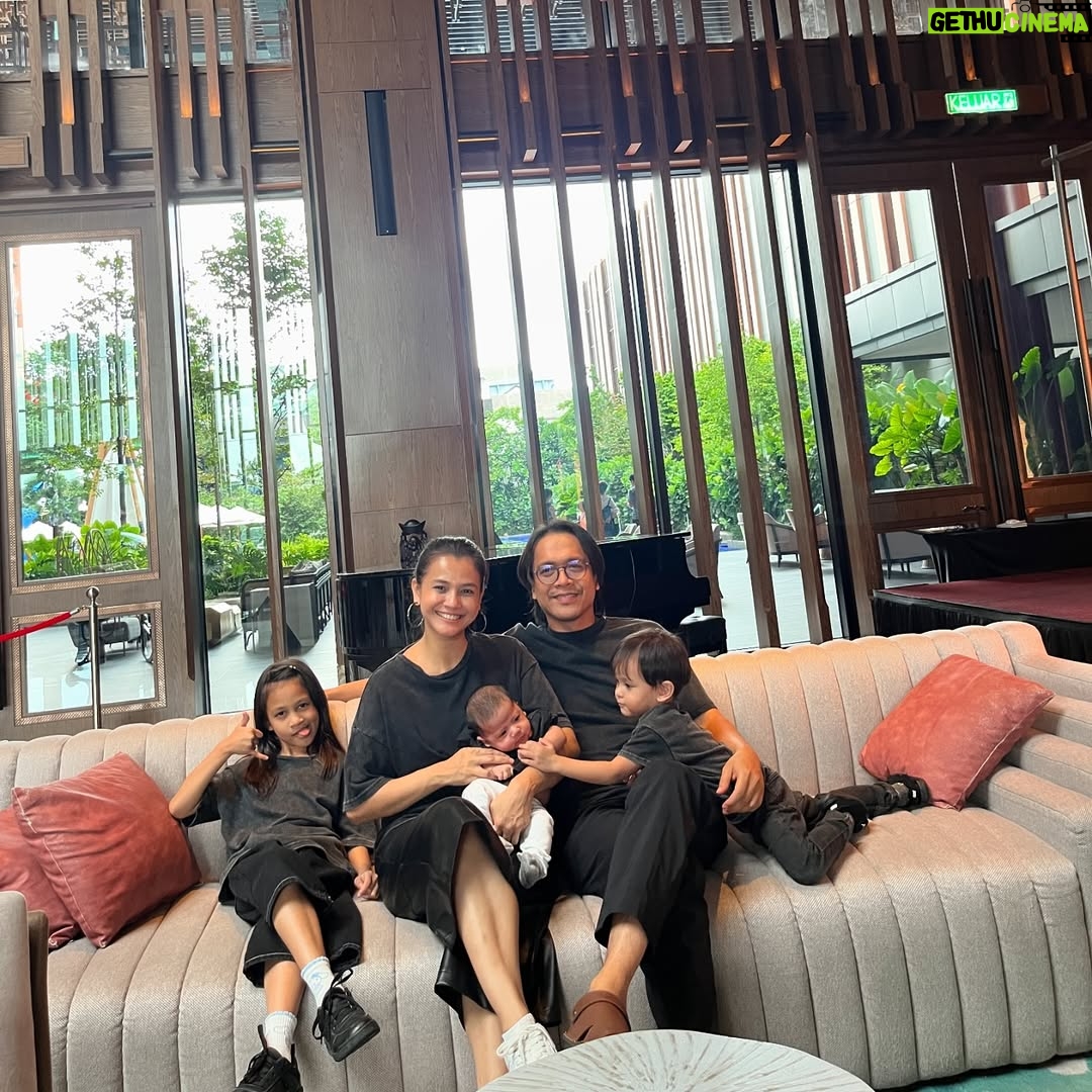 Ezzaty Abdullah - 7.1K Likes - Tak mudah ye nak bergambar bersama2. especially si abang tu. Aiyoo. ibu dah boleh imagine gambar raya kita nanti