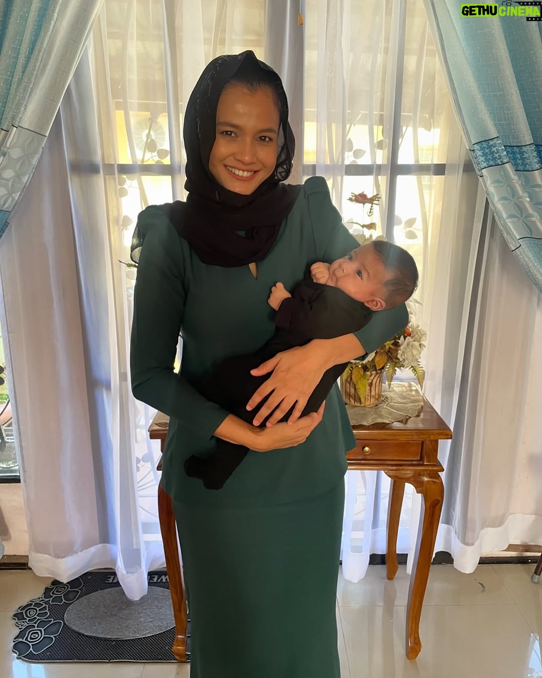 Ezzaty Abdullah - 7.4K Likes - Alhamdulillah syukur selesai majlis aqiqah Armin. terima kasih kepada semua keluarga, kawan2 dan kenalan2 yang hadir meriahkan majlis tadi. Minta maaf mana yang kurang. Armin dah penat, dia nak tido hihi