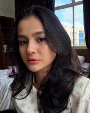 Ezzaty Abdullah Instagram - gambar rare yang ade dalam handphone ni. Setahun sekali je selfie sorang2 ☺️ #pemalu #lowselfesteemissues
btw, lipmatte boleh order dekat tiktok ezzatyco ye